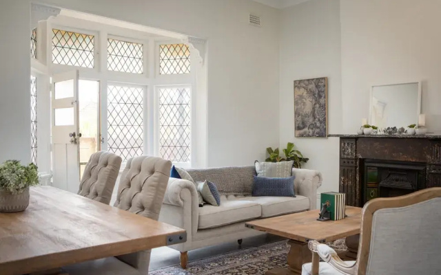Central 2-bed Apartment With Private Parking