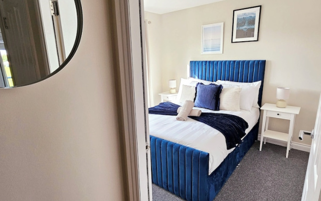 Modern 5 Bed Townhouse with Free Parking