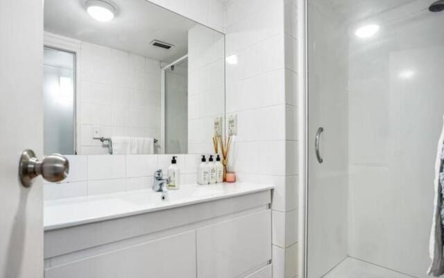 Lovely 2-Bedroom Apartment with Free Parking