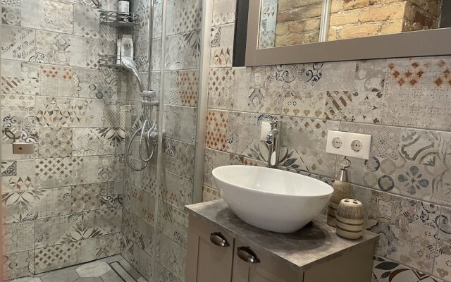 Exquisite 1Br/Ba Apt w/Free Parking in City Center