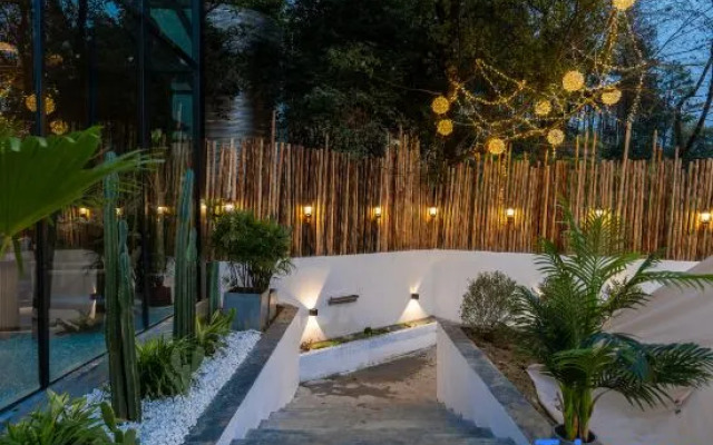 Shining moon hotel