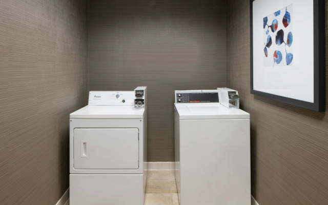 Courtyard by Marriott Oakland Airport