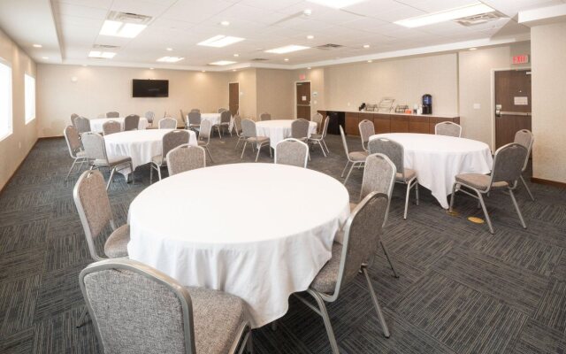 Holiday Inn Express and Suites Kalamazoo West by IHG