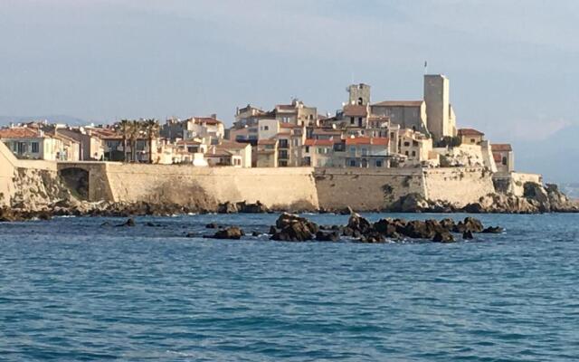 Charmant studio vieil Antibes