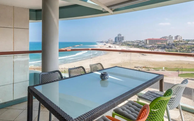 Front of Beach next Ritz Hotel - 3 Bedroom& 3 Bathroom