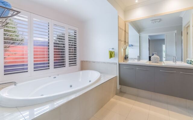 Oceans 11 - Surfside - Wifi & Foxtel - Pet Friendly (Outside Only)