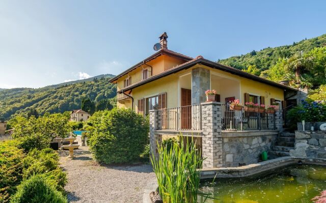 Villa With Private Pool and View of the Lake