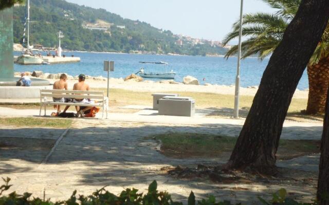 Omiš apartment on the beach