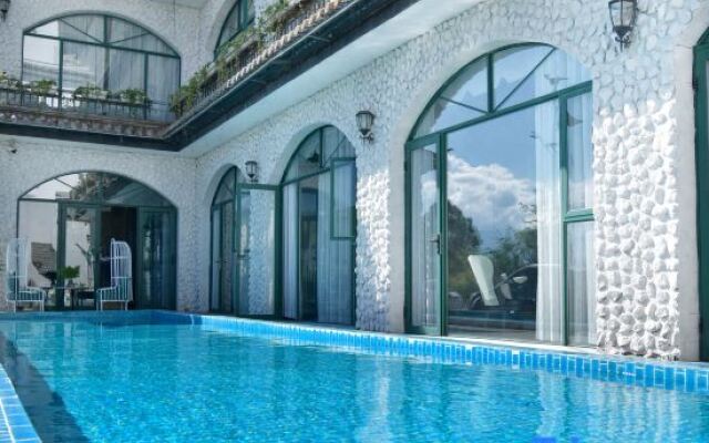 Dongmo · Internet Red Travel Beach Hotel (Dali Erhai Branch)