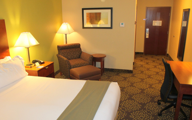 Holiday Inn Express & Suites Starkville by IHG