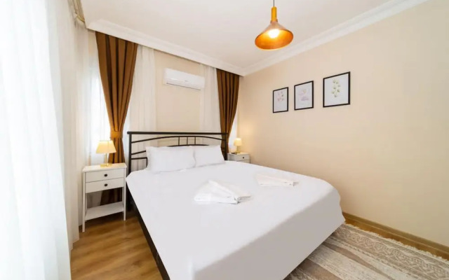Spacious and Central Apartment near Lara Beach in Muratpasa, Antalya