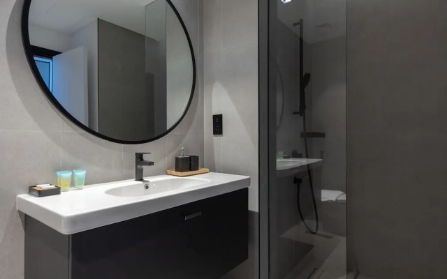 Waves - Stylish 13th-Floor Studio with Top-Notch Amenities