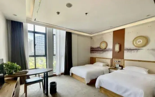 92·Nato Wisdom & Regimen Hotel