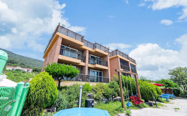 Ganghwa Badatgashimteo Pension