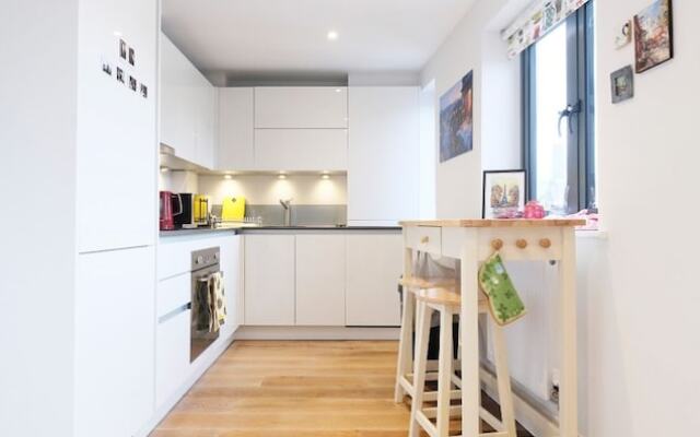 Quiet, Convenient 1BR Flat for 4 in Greenwich