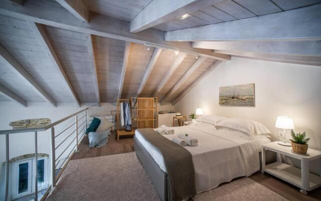 Newly Renovated 1730's Venetian Loft (02) !