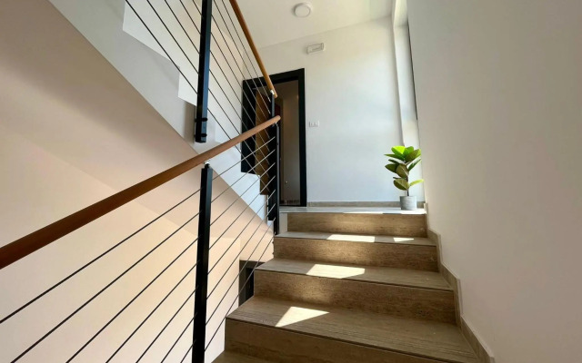 J&N Hill's Residence with swimming pool