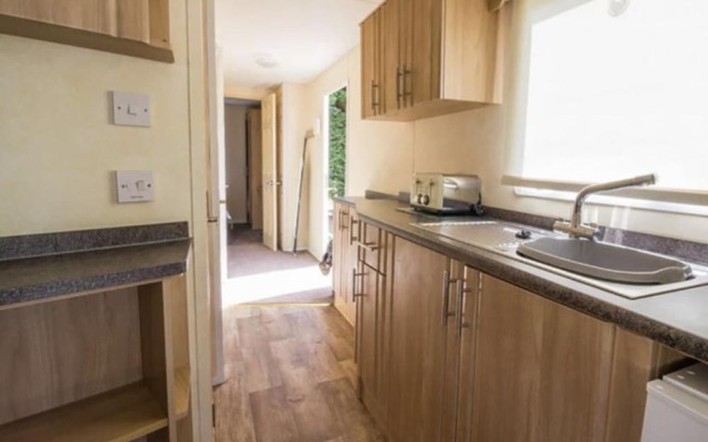 Caravansleeps8-fireplace-petsok-golf-gym-pool