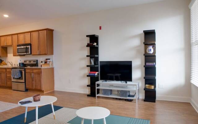 Open Concept Loft Near Uptown & Stadium