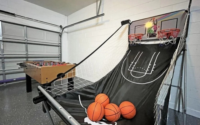 Hideaway Dream 6 Bedroom Home by RedAwning