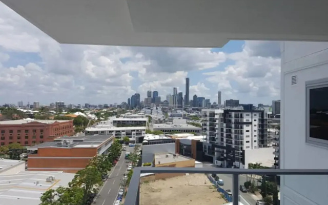 Modern 1 Bedroom Apartment With Stunning CBD Skyline Views