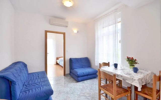 Apartment Toma - 200 m from beach: A1 Omis, Riviera Omis