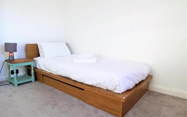 Contemporary Home in Friendly Easton, Free Parking