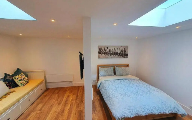 Cosy detached studio- walking distance to CWOA!