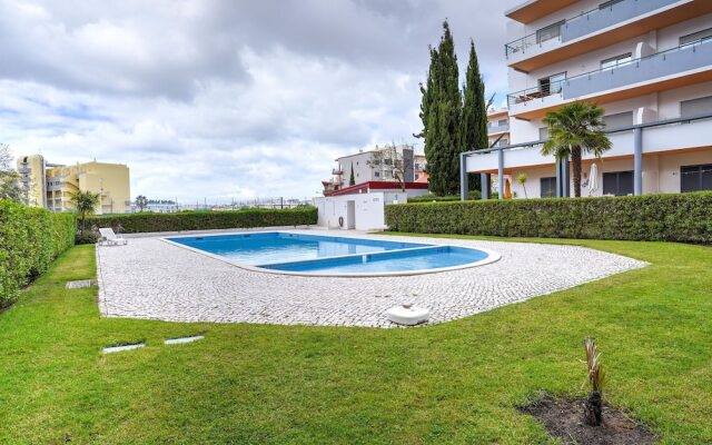 Beautiful Apartment With a Bedroom in Meia Praia and a Communal Swimming Pool