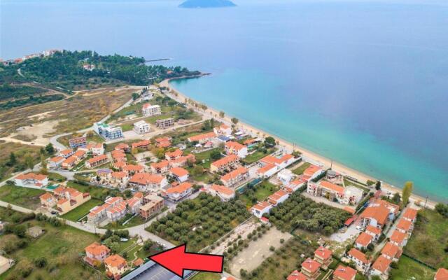 Private 6-bdrm Villa with garden 150m to beach