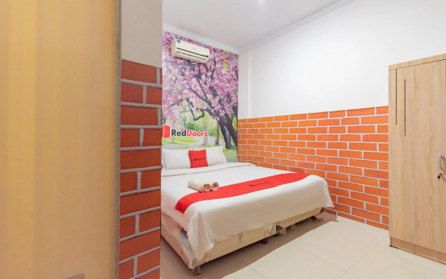RedDoorz @ Jalan Krakatau Medan – Guest Rooms – Medan