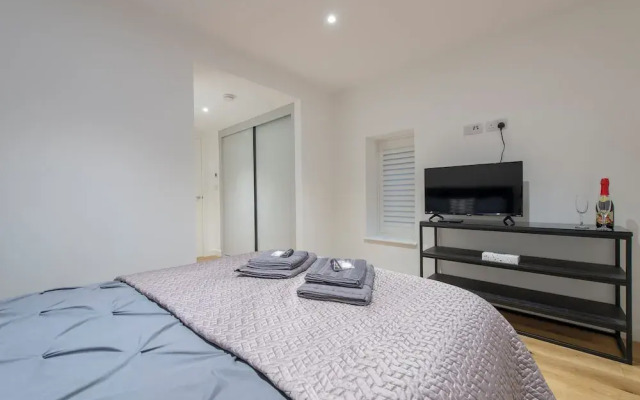 Exquisite 3BR Duplex Apartment, Air-con& Amenities