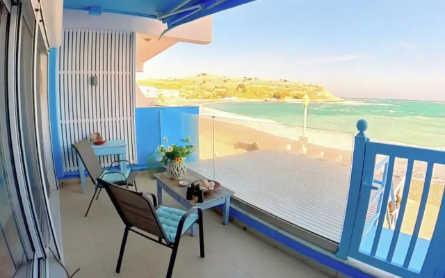 Deluxe Beach Apartment- Sleeps 2 & Private Terrace