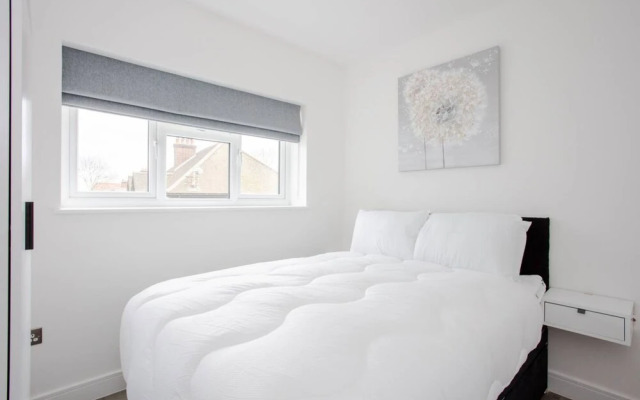 Designer 2 Bedroom Apartment in West London