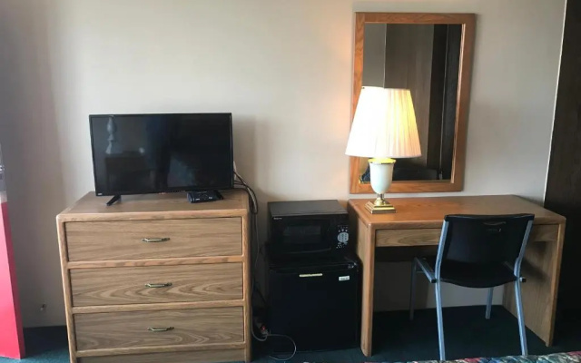 Budget Host Village Inn