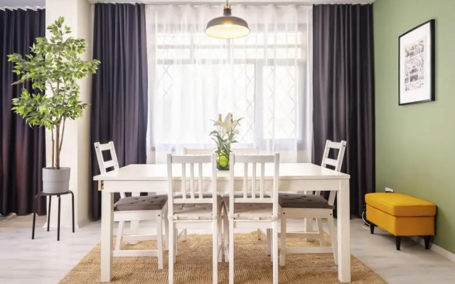 Exquisite Central Flat Near Bagdat Street
