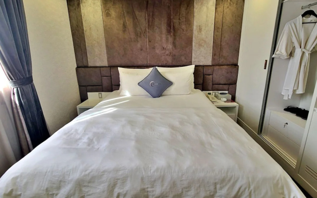 HANZ The Moon Hotel 3