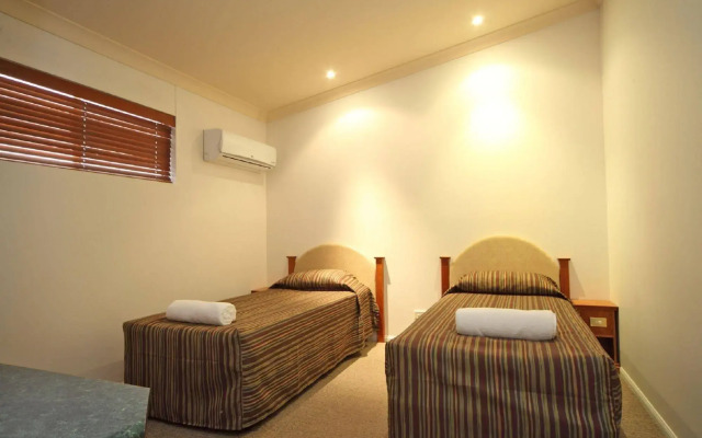 Emerald Explorers Inn