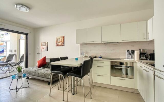 Modern Apartment With Private Balcony, Near Palais