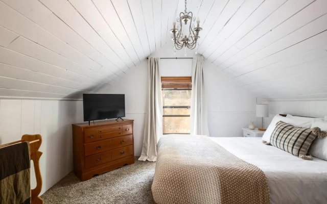 Cougar Rd - Cougar Lodge