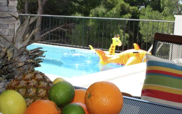 Chic Apartment in Primosten With Pool