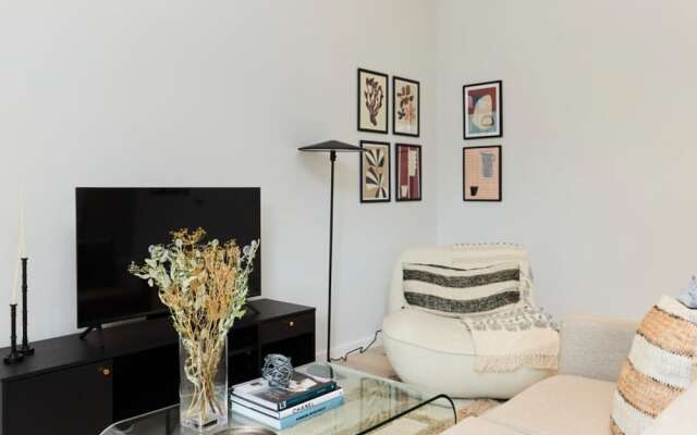 The Brondesbury Quarters - Modern 2bdr Flat With Balcony Parking
