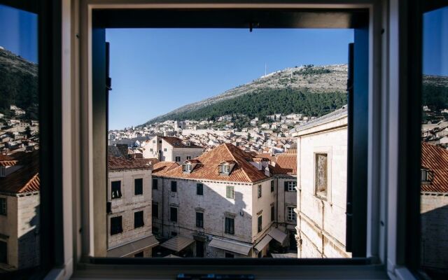 Panorama Old Town apartment by DuHomes