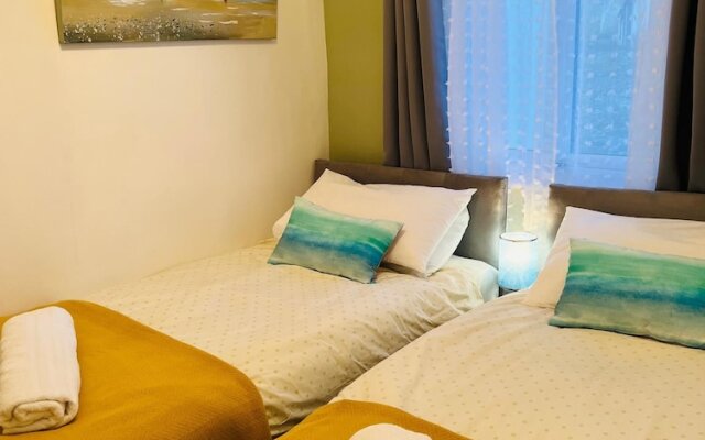 Cosy 2BD Chalet St Ives Holiday Village