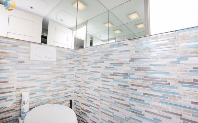 Alexander 1419 3 Bedroom Apts by RedAwning