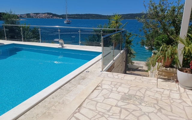 Apartment Marija - 10 m from pebble beach: A1 Trogir, Riviera Trogir