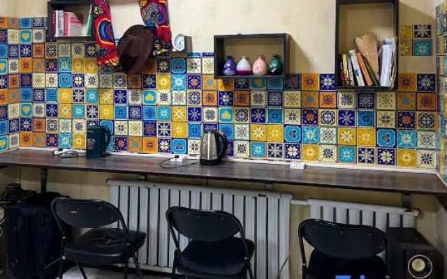 C'est La Vie Youth Hostel