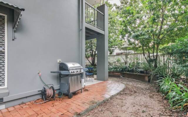 Spacious Inner South Townhouse Apartment Near to the CBD