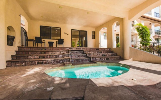 De Luz by Avantstay 5 Acre Estate w/ Lake, Pool & Hot Tub