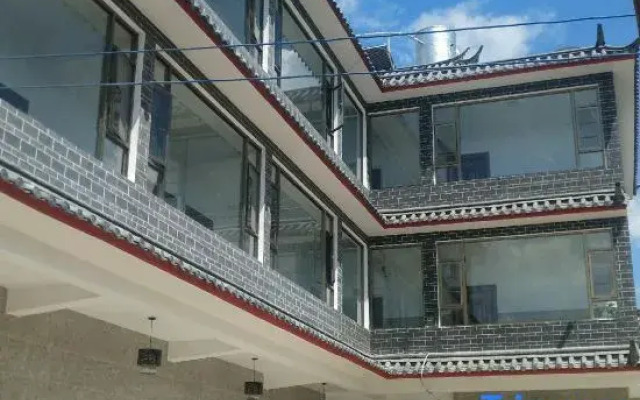 Yulong Hongyuezhuang Inn